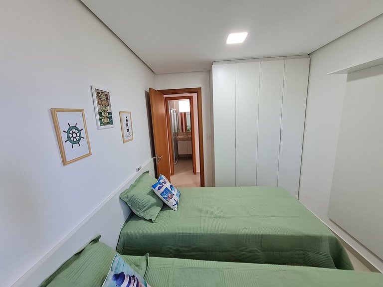 Ap p/ 5 pessoas e com varanda no Bessa - MH