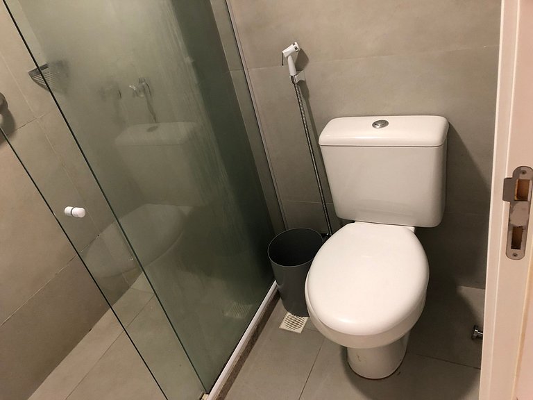 Apart. Família 250 metros da praia de Tambaú (MH)