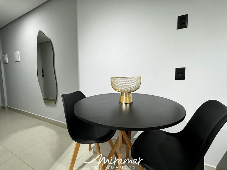 Flat Moderno em prédio À Beira Mar - MH