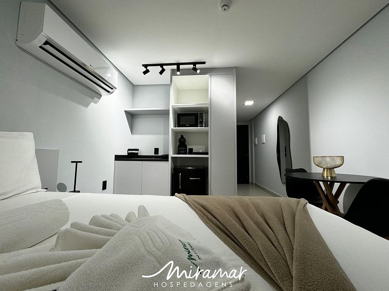 Flat Moderno em prédio À Beira Mar - MH