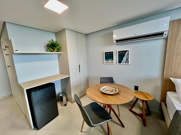 Flat com Varanda frente Mar e Piscina Privativa