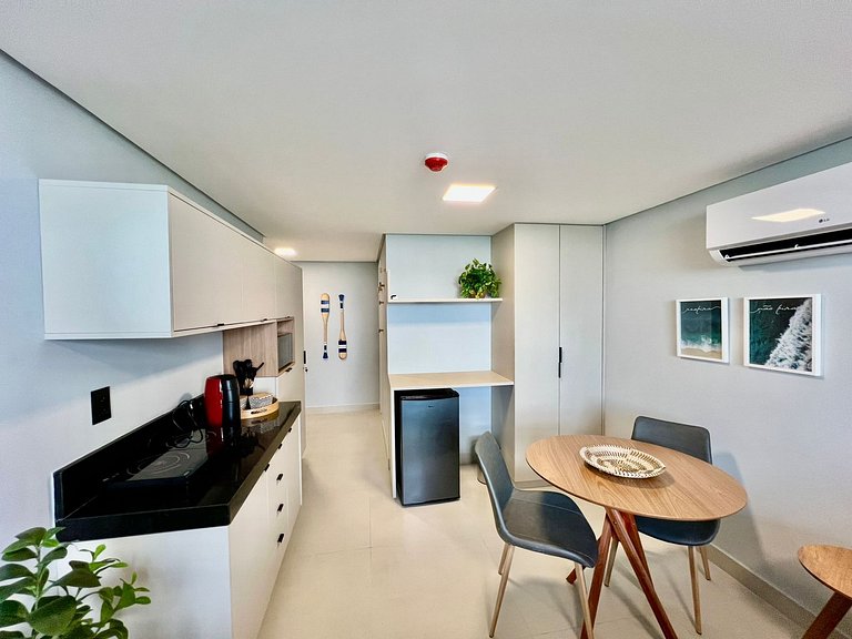 Flat com Varanda frente Mar e Piscina Privativa