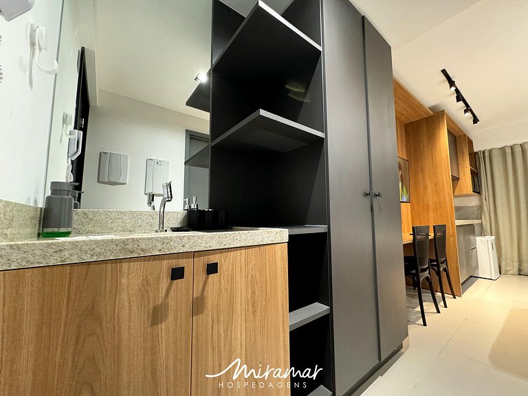Belo Flat Alto Padrão com Varanda