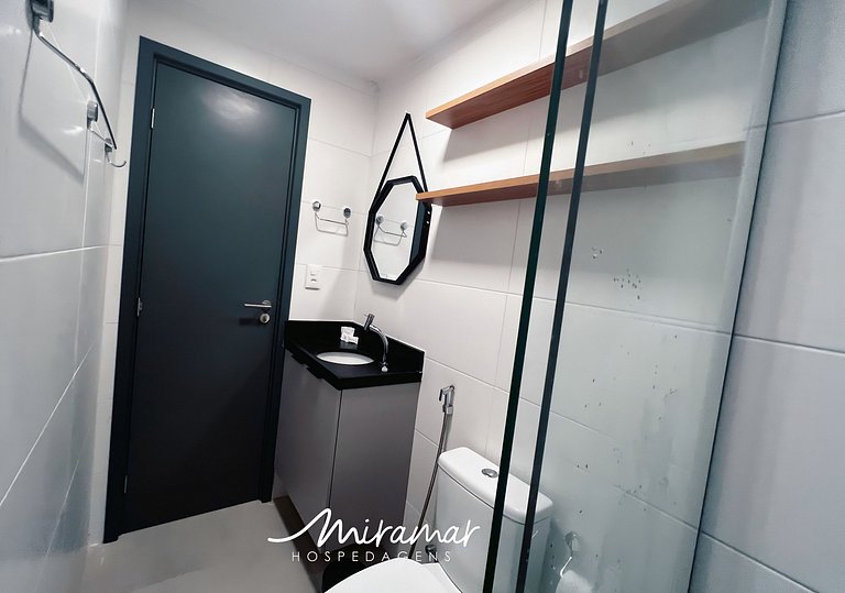Belo Flat com Varanda e Vista p/o Mar