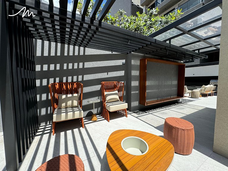 Cozy Flat with Balcony and Pool View