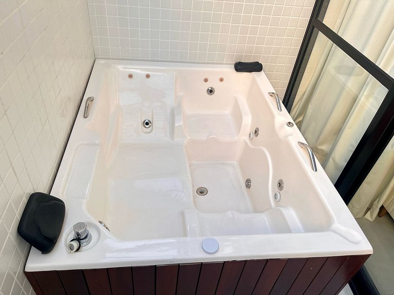 Flat Charmoso com Jacuzzi no Get by Side (MH)
