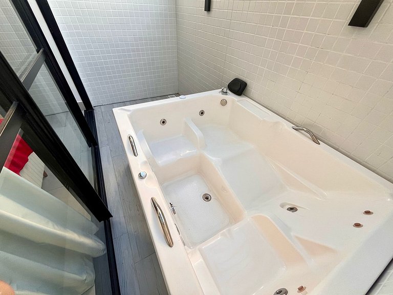 Flat Charmoso com Jacuzzi no Get by Side (MH)