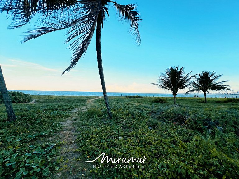 Flat com Varanda frente Mar e Piscina Privativa