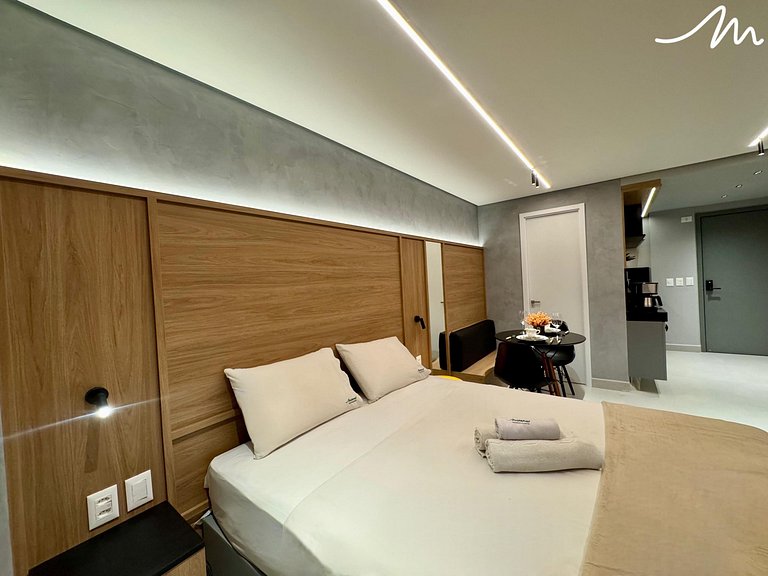 Cozy Flat with Balcony and Pool View