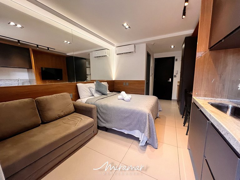 Belo Flat Alto Padrão com Varanda - MH