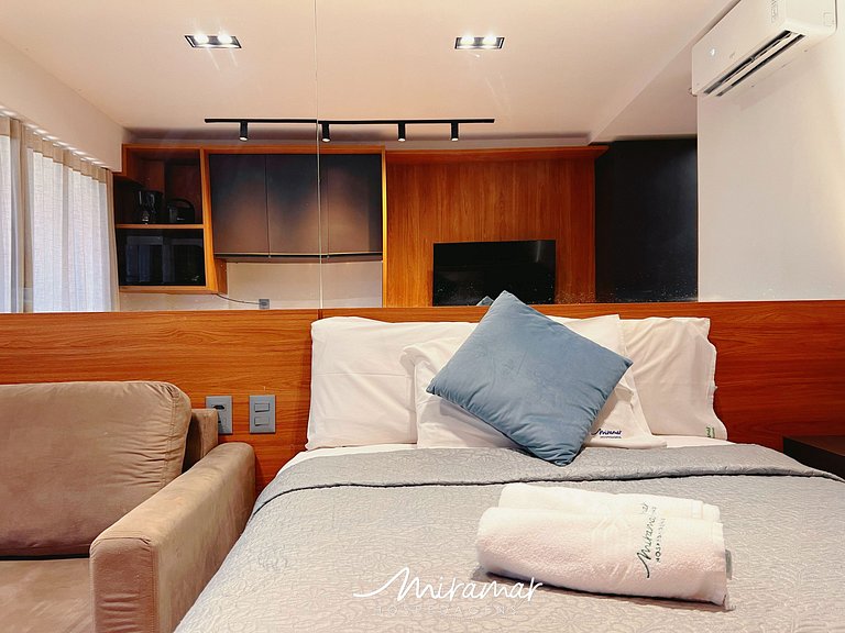 Belo Flat Alto Padrão com Varanda