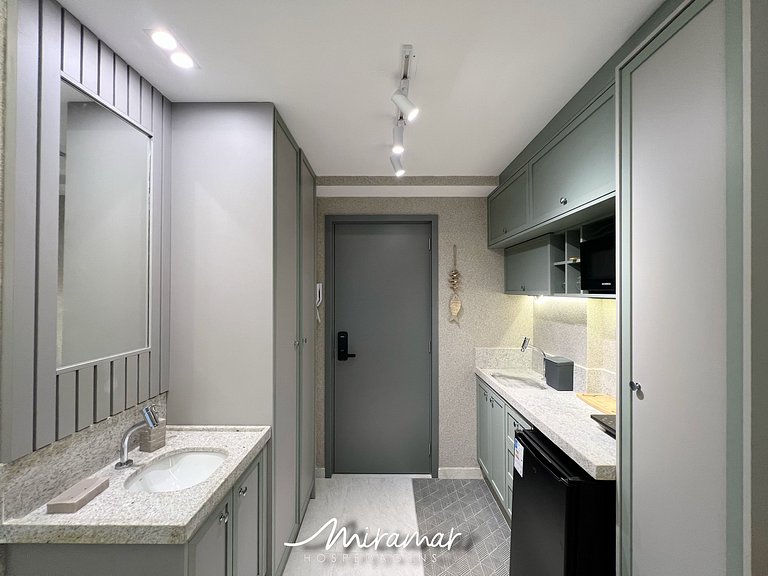 Flat p/ 3 pessoas c/ Varanda no Jardim Oceania