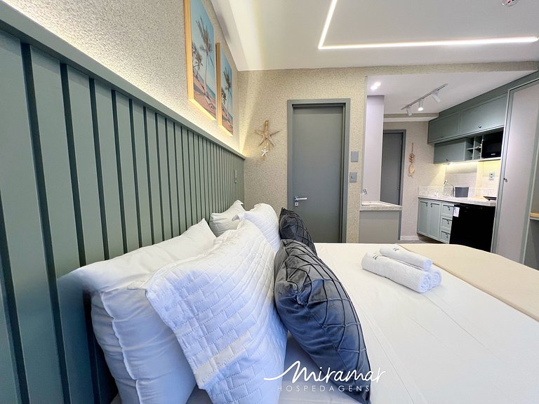 Flat p/ 3 pessoas c/ Varanda no Jardim Oceania