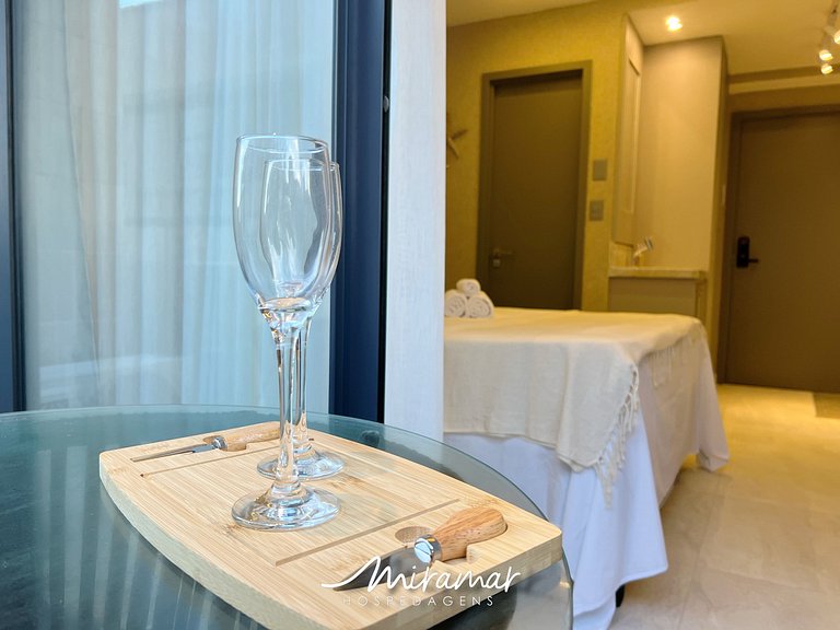 Flat p/ 3 pessoas c/ Varanda no Jardim Oceania