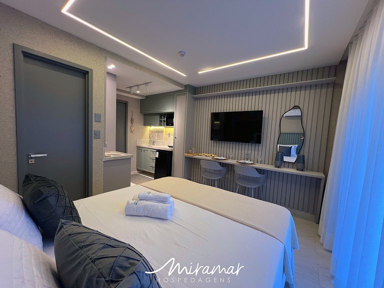 Flat p/ 3 pessoas c/ Varanda no Jardim Oceania