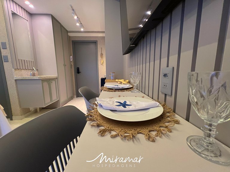 Flat p/ 3 pessoas c/ Varanda no Jardim Oceania