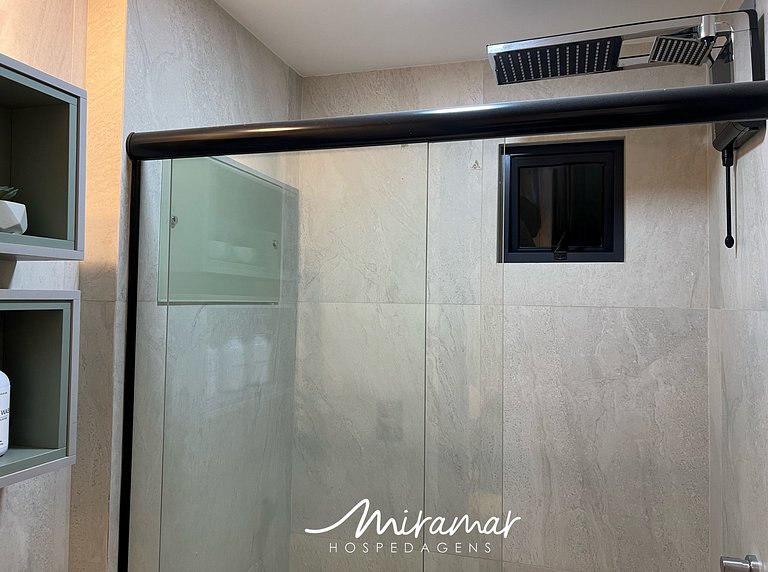 Flat p/ 3 pessoas c/ Varanda no Jardim Oceania